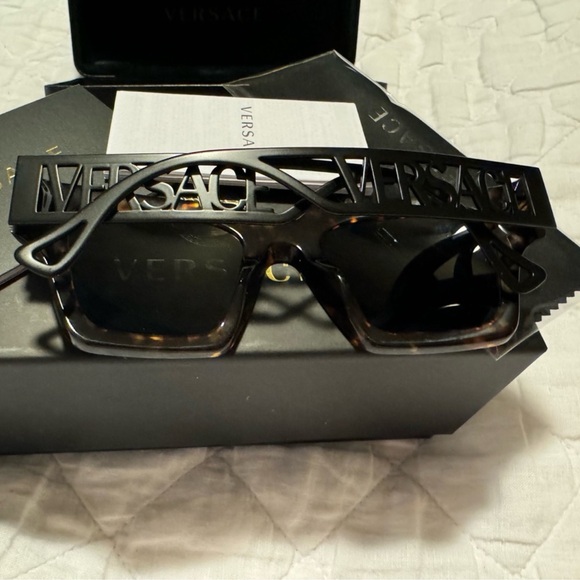 Authentic VERSACE VERBIAGE LASER Cut Arms
$333 $395 - Picture 3 of 5